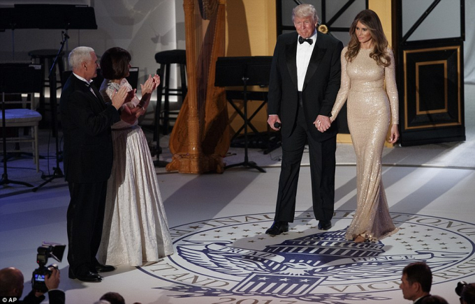 B&agrave; Melania thu h&uacute;t mọi &aacute;nh nh&igrave;n của quan kh&aacute;ch tham dự bữa tiệc. (Ảnh: AP)