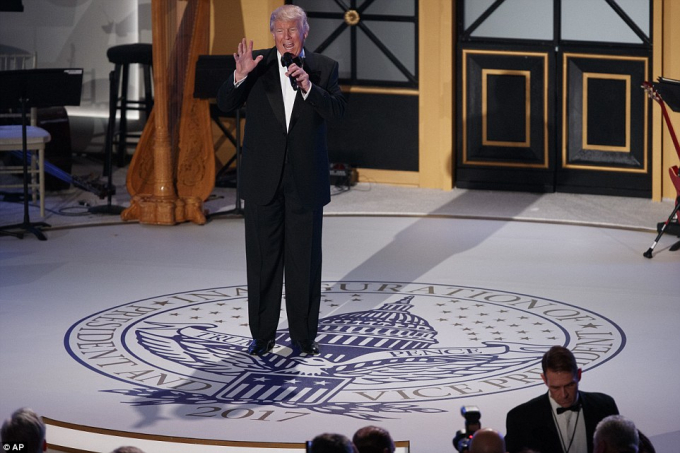 Ph&aacute;t biểu tại buổi lễ, &ocirc;ng Donald Trump đ&atilde; gửi lời cảm ơn tới những người đ&atilde; ủng hộ m&igrave;nh trong suốt thời gian qua đặc biệt l&agrave; giai đoạn tranh cử. (Ảnh: AP)
