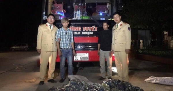 Phát hiện hơn 28.000 quả pháo trên xe khách biển số Lào