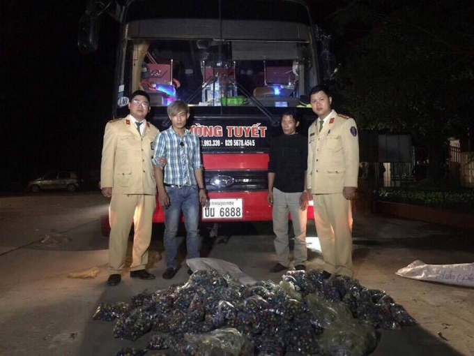 Kiểm tra chiếc xe kh&aacute;ch lực lượng chức năng ph&aacute;t hiện hơn 28.000 quả ph&aacute;o.