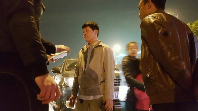 L&aacute;i xe của&nbsp;Bộ LĐTB&amp;amp;amp;XH c&oacute; h&agrave;nh vi th&ocirc; lỗ với cảnh s&aacute;t.