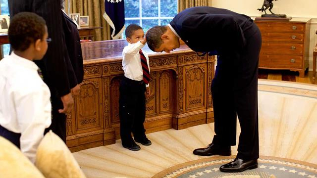 Khi cậu b&eacute; Jacob Philadelphia hỏi t&oacute;c của &ocirc;ng Obama c&oacute; giống cậu kh&ocirc;ng, vị