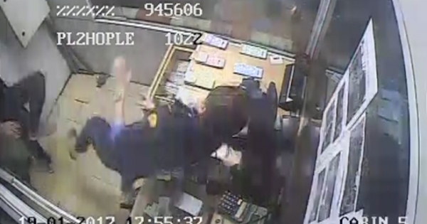 Nữ nhân viên thu phí bị tài xế lao vào tấn công ngay tại trạm