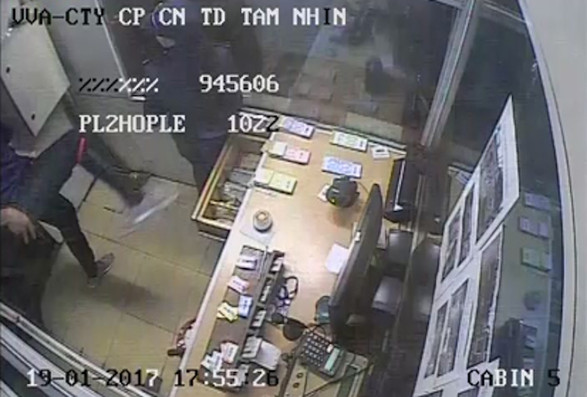 H&igrave;nh ảnh người đ&agrave;n &ocirc;ng bất ngờ lao v&agrave;o tấn c&ocirc;ng nữ nh&acirc;n vi&ecirc;n trạm thu ph&iacute; được camera ghi lại.