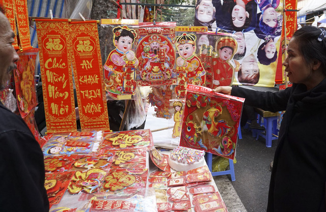 Tết Đinh Dậu, h&igrave;nh ảnh con g&agrave; hiện diện khắp chợ.