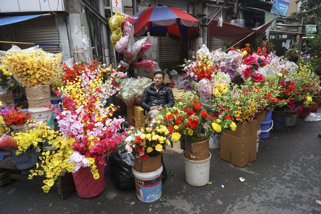 H&agrave;ng b&aacute;n c&aacute;c hoa giả ở chợ H&agrave;ng Lược. Đoạn phố H&agrave;ng Rươi cũng nơi nổi tiếng c&oacute; c&aacute;c cửa hiệu hoa nghệ thuật l&acirc;u đời.