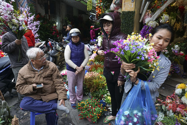Điểm b&aacute;n hoa giả nhộn nhịp nhất l&agrave; tại g&oacute;c phố H&agrave;ng Chai, H&agrave;ng Rươi với đủ loại mẫu m&atilde;.