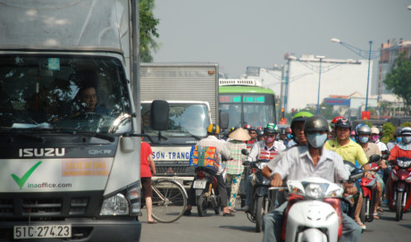 Biển người về qu&ecirc; ăn tết, đường v&agrave;o s&acirc;n bay T&acirc;n Sơn Nhất kẹt cứng