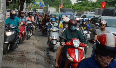 Biển người về qu&ecirc; ăn tết, đường v&agrave;o s&acirc;n bay T&acirc;n Sơn Nhất kẹt cứng