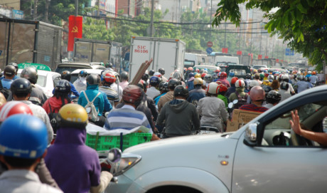 Biển người về qu&ecirc; ăn tết, đường v&agrave;o s&acirc;n bay T&acirc;n Sơn Nhất kẹt cứng