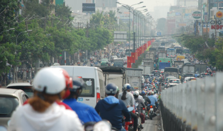 Biển người về qu&ecirc; ăn tết, đường v&agrave;o s&acirc;n bay T&acirc;n Sơn Nhất kẹt cứng