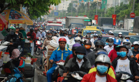 Biển người về qu&ecirc; ăn tết, đường v&agrave;o s&acirc;n bay T&acirc;n Sơn Nhất kẹt cứng