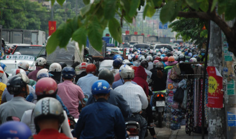 Biển người về qu&ecirc; ăn tết, đường v&agrave;o s&acirc;n bay T&acirc;n Sơn Nhất kẹt cứng