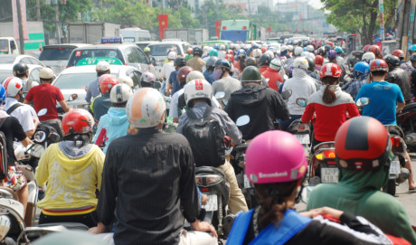 Biển người về qu&ecirc; ăn tết, đường v&agrave;o s&acirc;n bay T&acirc;n Sơn Nhất kẹt cứng