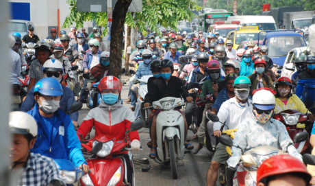 Biển người về qu&ecirc; ăn tết, đường v&agrave;o s&acirc;n bay T&acirc;n Sơn Nhất kẹt cứng