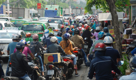 Biển người về qu&ecirc; ăn tết, đường v&agrave;o s&acirc;n bay T&acirc;n Sơn Nhất kẹt cứng