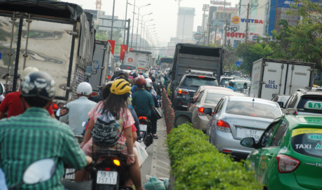 Biển người về qu&ecirc; ăn tết, đường v&agrave;o s&acirc;n bay T&acirc;n Sơn Nhất kẹt cứng