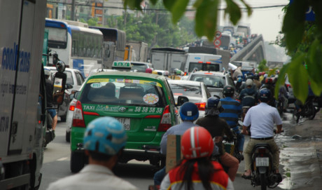 Biển người về qu&ecirc; ăn tết, đường v&agrave;o s&acirc;n bay T&acirc;n Sơn Nhất kẹt cứng