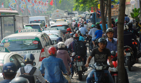 Biển người về qu&ecirc; ăn tết, đường v&agrave;o s&acirc;n bay T&acirc;n Sơn Nhất kẹt cứng