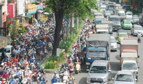 Biển người về qu&ecirc; ăn tết, đường v&agrave;o s&acirc;n bay T&acirc;n Sơn Nhất kẹt cứng