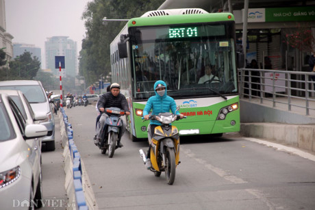 Tuy nhi&ecirc;n, người d&acirc;n vẫn lấn l&agrave;n d&agrave;nh cho xe bu&yacute;t BRT.