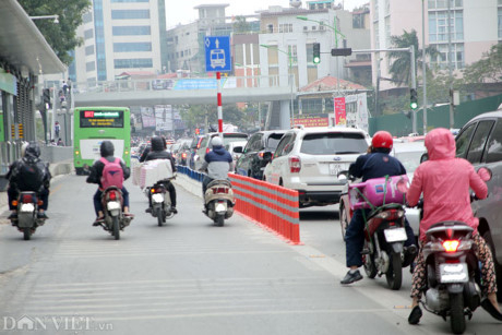 Lối v&agrave;o đoạn đường c&oacute; dải ph&acirc;n c&aacute;ch m&agrave;u đỏ.