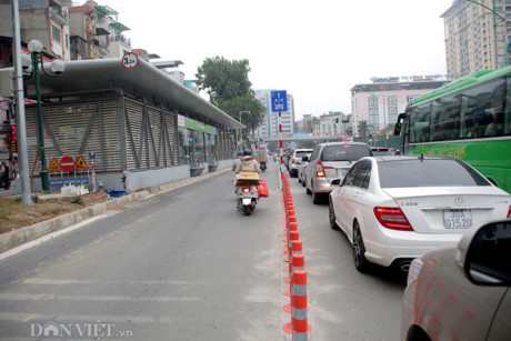 Nhiều phương tiện v&ocirc; tư đi v&agrave;o đường ưu ti&ecirc;n cho xe bu&yacute;t nhanh BRT.