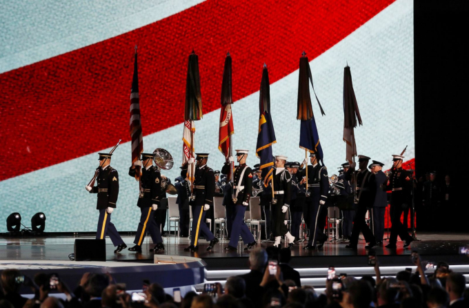 Đội tuần binh tiến v&agrave;o quảng trường nơi c&oacute; sự xuất hiện của Tổng thống Donald Trump v&agrave; vợ &ocirc;ng, đệ nhất phu nh&acirc;n Melania Trump trong buổi lễ nhậm chức diễn ra tại Washington DC, ng&agrave;y 20/1/2017. (Ảnh: Reutes)