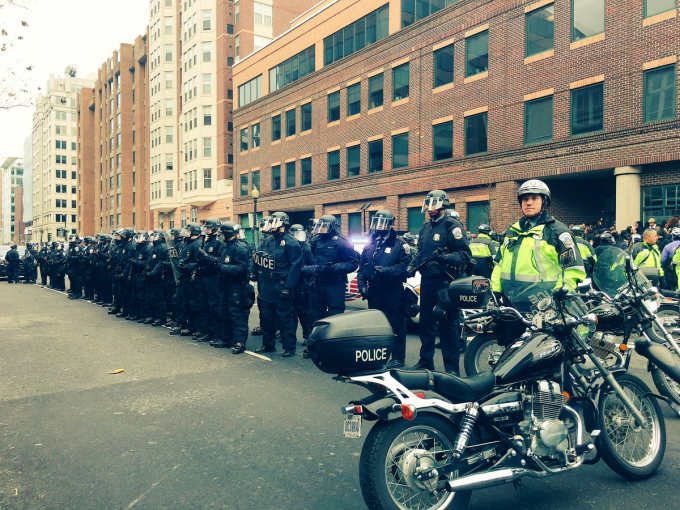 Lực lượng cảnh s&aacute;t được huy động tối đa để chống bạo loạn v&agrave; c&aacute;c nguy cơ khủng bố. (Ảnh: Guardian)