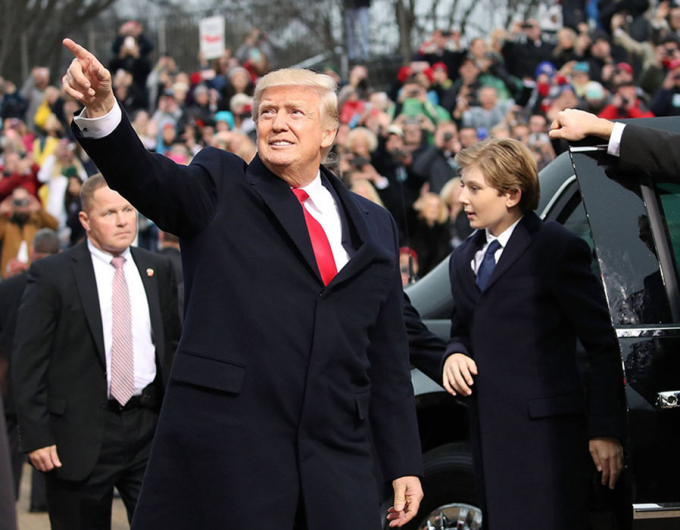 Donald Trump tới dự buổi lễ nhậm chức c&ugrave;ng to&agrave;n thể c&aacute;c th&agrave;nh vi&ecirc;n trong gia đ&igrave;nh. Trong ảnh l&agrave; con trai &ocirc;ng mới chỉ 10 tuổi. (Ảnh: AFP)