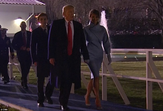 Sau buổi lễ, Tổng thống Trump c&ugrave;ng gia đ&igrave;nh tiến về Nh&agrave; Trắng - nơi sẽ l&agrave; nh&agrave; của họ trong &iacute;t nhất 4 năm nữa. (Ảnh: CNN)