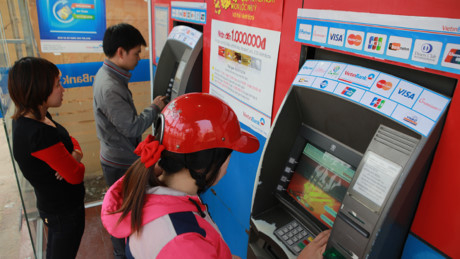 Người d&acirc;n H&agrave; Nội r&uacute;t tiền từ c&acirc;y ATM dịp cuối năm. Ảnh: Như &Yacute;