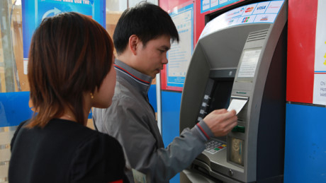 Cận Tết, lo ATM hết tiền, giao dịch online nghẽn