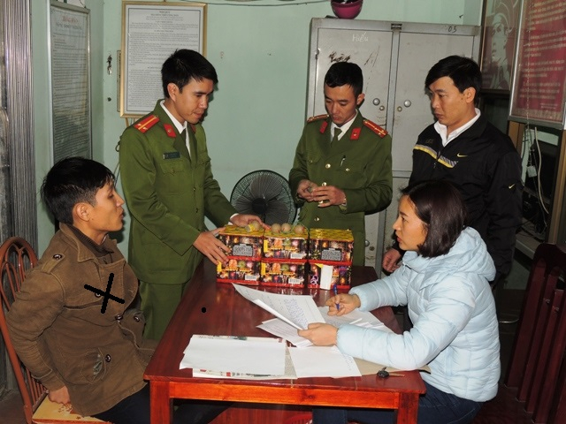 Đối tượng Nguyễn Thế Ki&ecirc;n (dấu X) c&ugrave;ng tang vật tại cơ quan c&ocirc;ng an. (Ảnh: C&ocirc;ng an H&agrave; Nam)