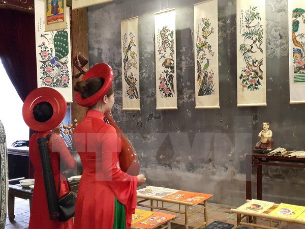 Trưng b&agrave;y tranh d&acirc;n gian tại đ&igrave;nh Kim Ng&acirc;n. Ảnh: Đinh Thuận/TTXVN.