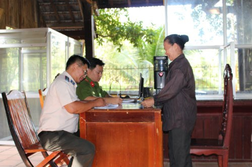 C&aacute;n bộ thi h&agrave;nh &aacute;n v&agrave; c&aacute;n bộ Trại giam A2 thuộc Tổng cục VIII Bộ C&ocirc;ng an phối hợp thu tiền phạm nh&acirc;n trong trại.