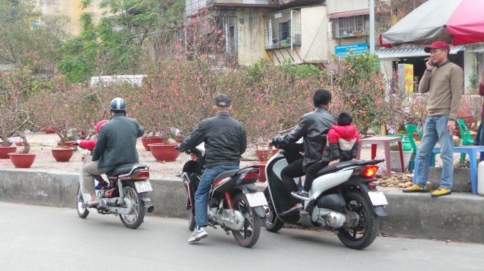 Tr&ecirc;n phố Nguy&ecirc;n Hồng, người d&acirc;n đ&atilde; sắm sửa mua những c&agrave;nh đ&agrave;o về phục vụ Tết Nguy&ecirc;n đ&aacute;n.