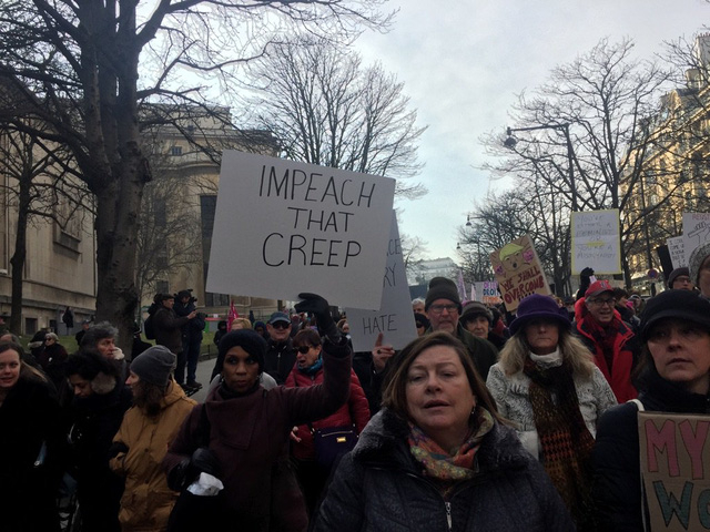 Theo Time, trong khi h&agrave;ng trăm ngh&igrave;n người đang xuống đường biểu t&igrave;nh ở thủ đ&ocirc; Washington của Mỹ để thể hiện sự phản đối của họ đối với Tổng thống Donald Trump cũng như k&ecirc;u gọi n&acirc;ng cao nhận thức về nữ quyền, hơn 600 &ldquo;cuộc tuần h&agrave;nh của phụ nữ&rdquo; cũng đồng thời diễn ra ở khắp nơi tr&ecirc;n thế giới. Trong ảnh: Phụ nữ Ph&aacute;p cầm biểu ngữ phản đối Tổng thống Trump tr&ecirc;n đường phố Paris h&ocirc;n 21/1. (Ảnh: Twitter)