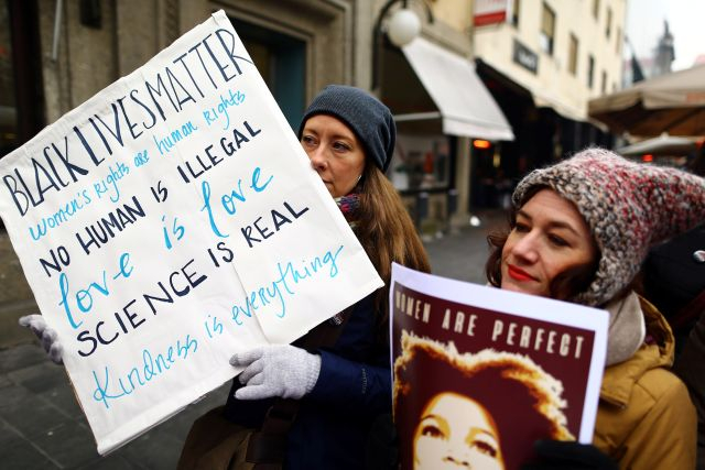 &ldquo;Người da m&agrave;u đ&aacute;ng được sống&rdquo;, &ldquo;Quyền phụ nữ l&agrave; quyền con người&rdquo;, &ldquo;Kh&ocirc;ng c&oacute; ai l&agrave; bất hợp ph&aacute;p&rdquo;, &ldquo;T&igrave;nh y&ecirc;u l&agrave; t&igrave;nh y&ecirc;u&rdquo;,&hellip; l&agrave; những khẩu hiệu m&agrave; phụ nữ Croatia đưa ra trong cuộc tuần h&agrave;nh phản đối Tổng thống Trump h&ocirc;m 21/1 tại th&agrave;nh phố Zagreb. (Ảnh: Reuters)