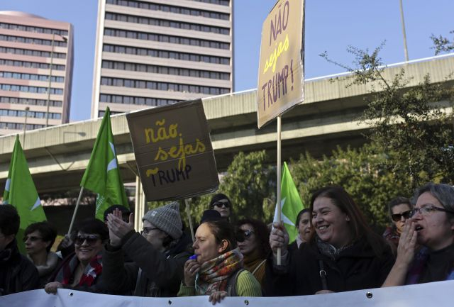 Cuộc tuần h&agrave;nh phản đối t&acirc;n tổng thống Mỹ Donald Trump tại Lisbon, Bồ Đ&agrave;o Nha h&ocirc;m 21/1 cũng thu h&uacute;t đ&ocirc;ng đảo phụ nữ tham gia. (Ảnh: QZ)