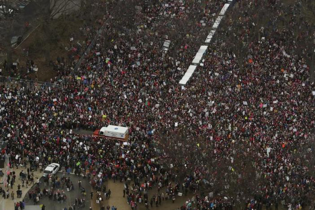 Tại Mỹ, c&aacute;c cuộc tuần h&agrave;nh của phụ nữ diễn ra tại nhiều khu vực như Trenton, Chicago, Cincinnati, New York, Nam Carolina,&hellip; Phong tr&agrave;o Women&rsquo;s March thậm ch&iacute; c&ograve;n tập hợp được nhiều nam giới tham gia. (Ảnh: Reuters)