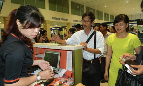 H&agrave;nh kh&aacute;ch l&agrave;m thủ tục bay tại nh&agrave; ga nội địa T&acirc;n Sơn Nhất.