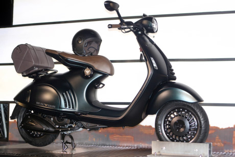 Vespa 946 Eporio Armani&nbsp;gi&aacute; 405 triệu đồng ở Việt Nam. Ảnh:&nbsp;Ngọc Tuấn.