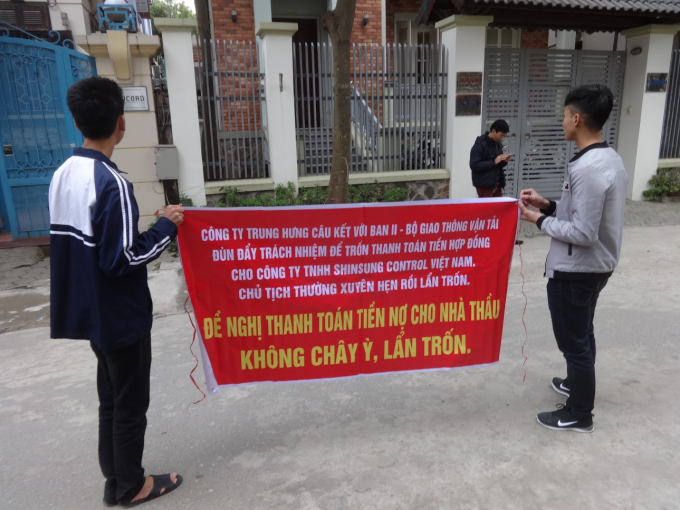 C&ocirc;ng ty Shinsung Việt Nam đ&atilde; cho người k&eacute;o đến C&ocirc;ng ty CP đầu tư x&acirc;y dựng Trung Hưng căng băng r&ocirc;n đ&ograve;i trả nợ.