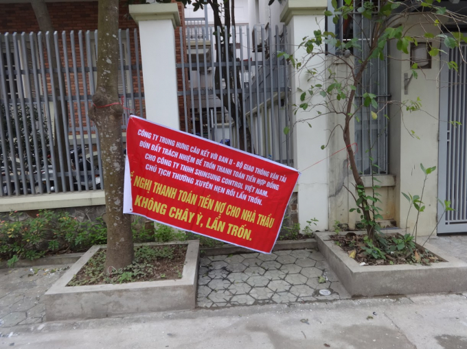 Băng r&ocirc;n y&ecirc;u cầu trả nợ được trao lại trước cửa&nbsp;C&ocirc;ng ty CP đầu tư x&acirc;y dựng Trung Hưng.