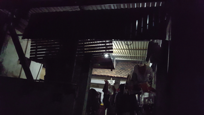 Ng&ocirc;i nh&agrave; xập xệ với ngổn ngang đồ d&ugrave;ng c&aacute; nh&acirc;n của gia đ&igrave;nh chị Hải. Ảnh: Huy Trung