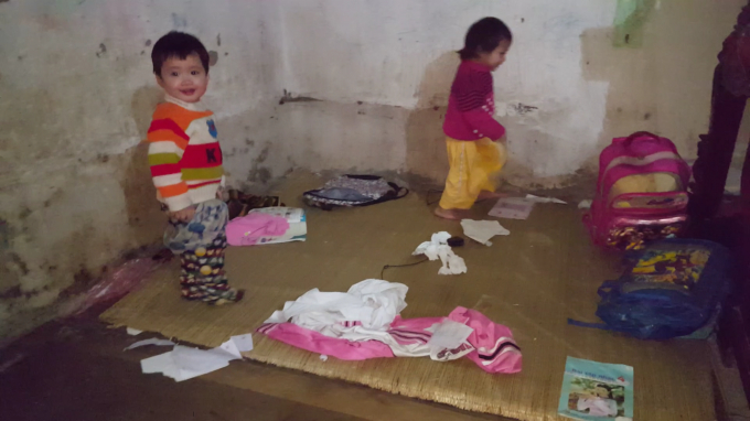 Ph&uacute;t gi&acirc;y n&ocirc; đ&ugrave;a của những đứa trẻ trong căn nh&agrave; lụp xụp. Ảnh: Huy Trung