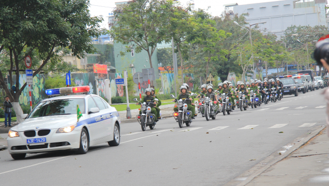 C&aacute;c lực lượng tham gia lễ ra qu&acirc;n tấn c&ocirc;ng tội phạm, đảm bảo an ninh trật tự, an to&agrave;n giao th&ocirc;ng v&agrave; ph&ograve;ng chống ch&aacute;y nổdiễu h&agrave;nh tr&ecirc;n c&aacute;c tuyến phố Đ&agrave; Nẵng. (Ảnh:&nbsp;V&acirc;n Trương)