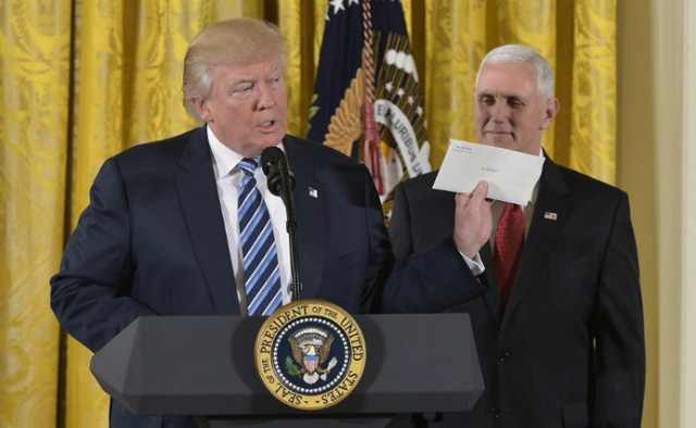 T&acirc;n Tổng thống Mỹ Donald Trump giơ bức thư của người tiền nhiệm Barack Obama trong lễ tuy&ecirc;n thệ tại Nh&agrave; Trắng ng&agrave;y 22/1. (Ảnh: AFP)