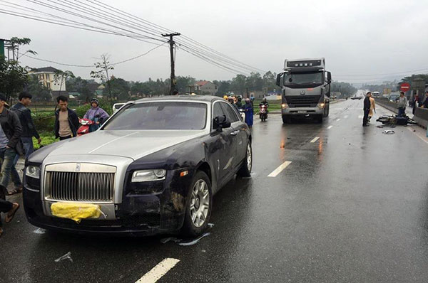 Hiện trường vụ tai nạn giao th&ocirc;ng li&ecirc;n ho&agrave;n.